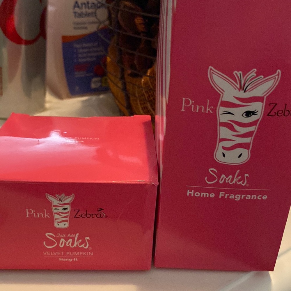 Pink Zebra Soaks Bundle Pina Colada Soak 3.75oz with a Velvet Pumpkin Hang-it